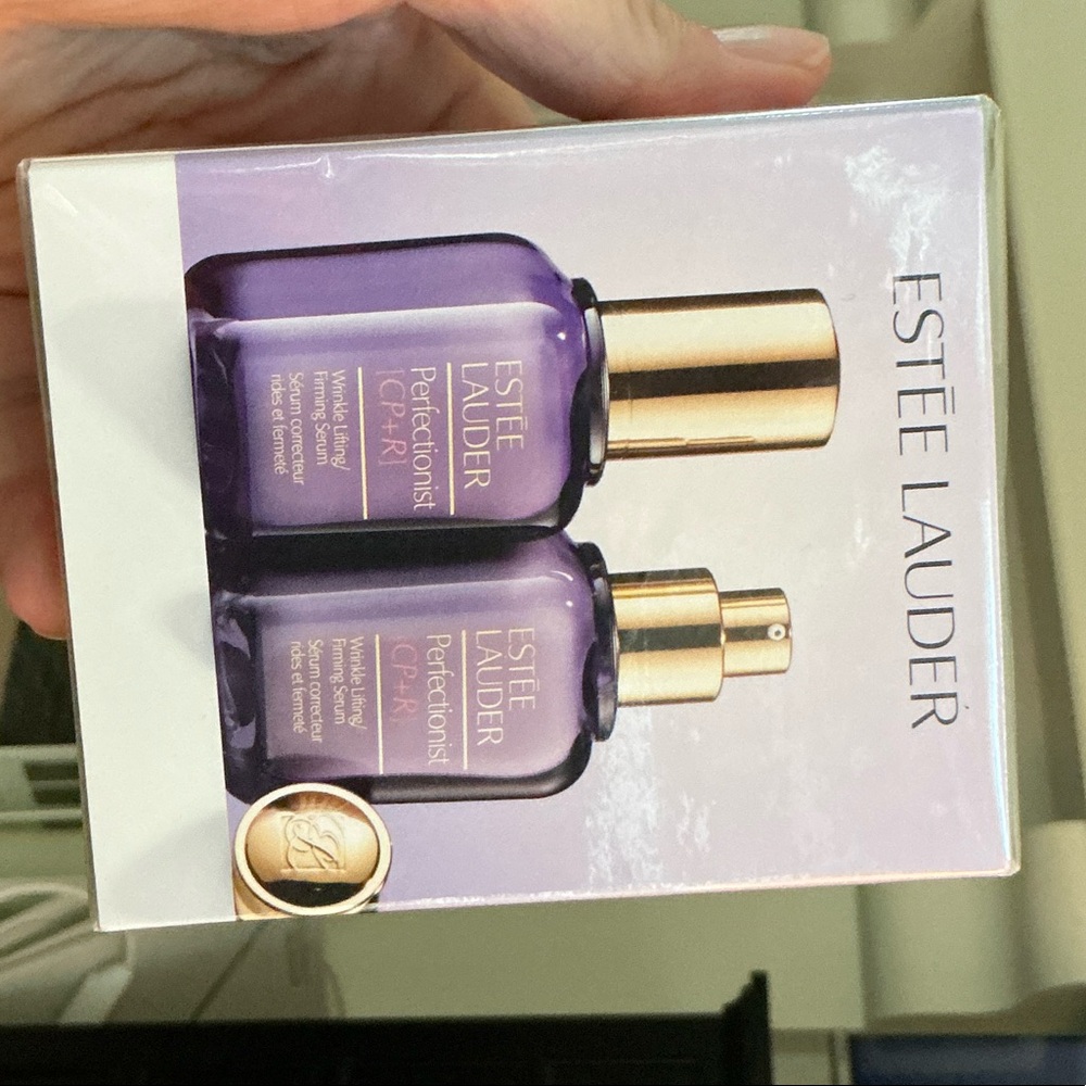 Estee Lauder Perfectionist CP+R Duo 
Still has orginial celephane on the Box